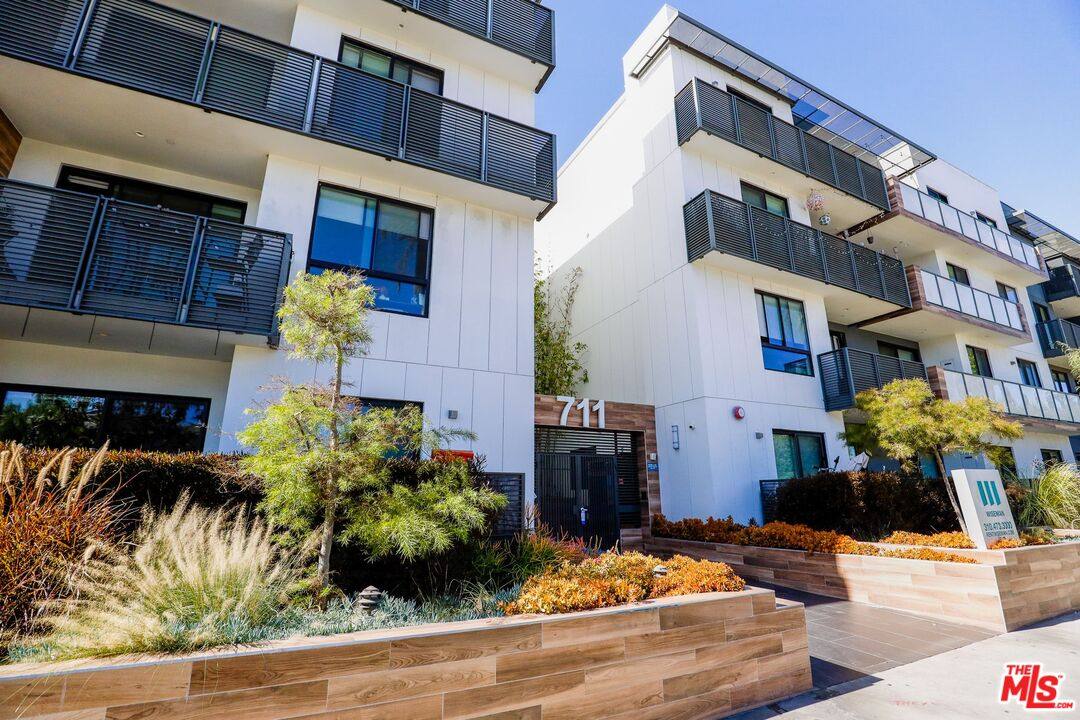 Apartment for rent at 711 Cole Ave #121, Los Angeles, CA 90038
