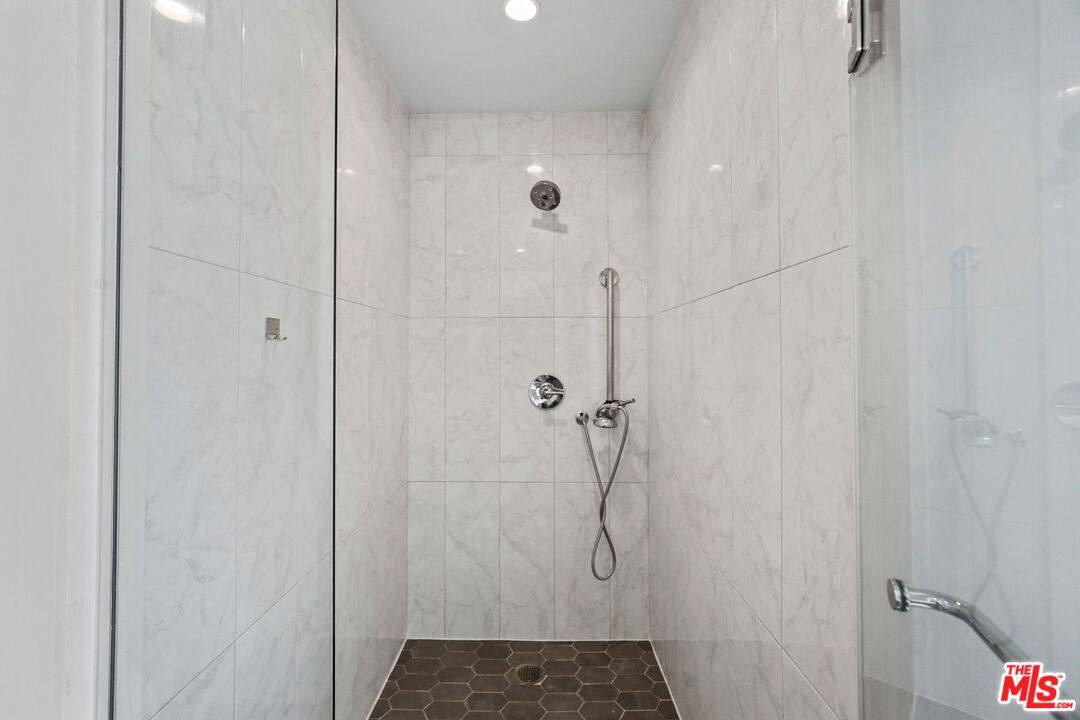 Apartment for rent at 711 Cole Ave #121, Los Angeles, CA 90038