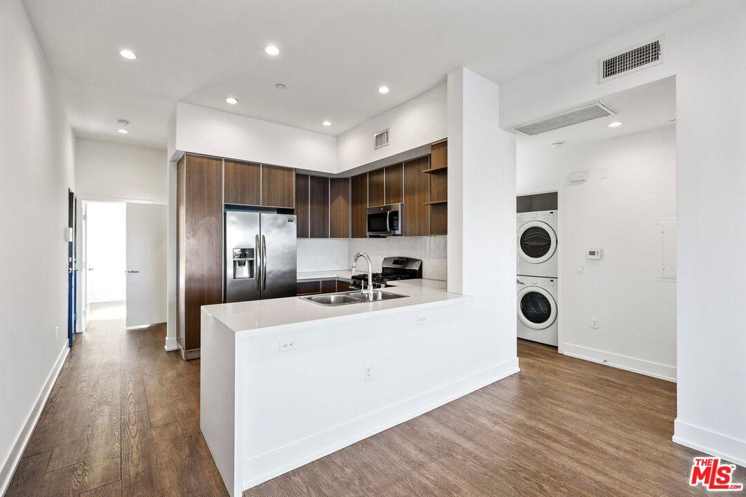 Apartment for rent at 711 Cole Ave #121, Los Angeles, CA 90038