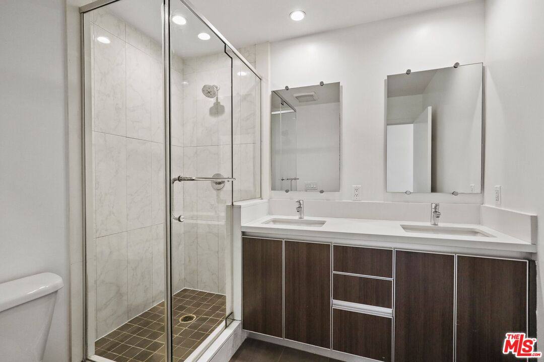 Apartment for rent at 711 Cole Ave #121, Los Angeles, CA 90038
