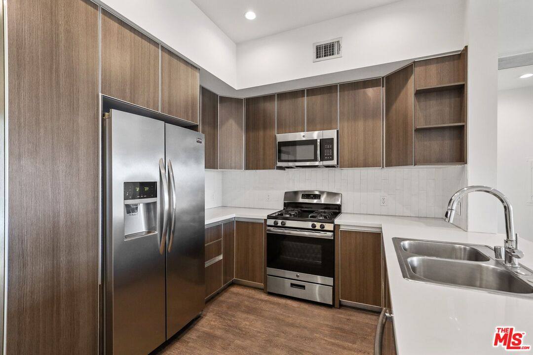 Apartment for rent at 711 Cole Ave #121, Los Angeles, CA 90038
