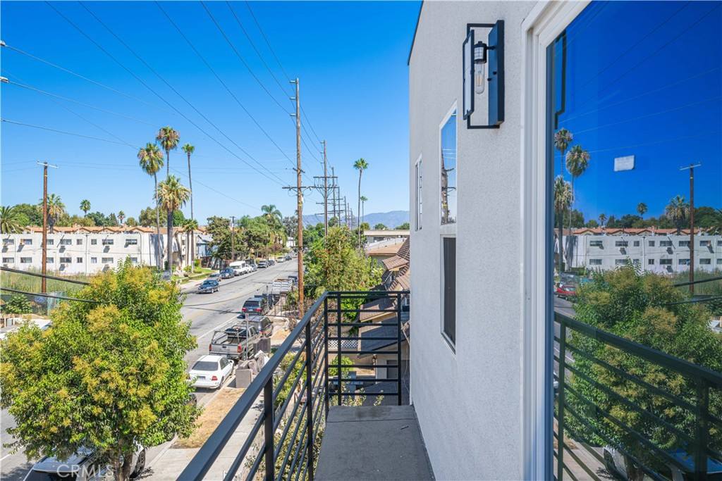 Apartment for rent at 6830 Hazeltine Ave #2, Van Nuys, CA 91405