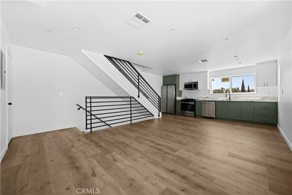 Apartment for rent at 6830 Hazeltine Ave #2, Van Nuys, CA 91405