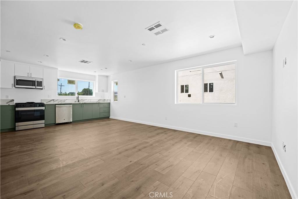 Apartment for rent at 6830 Hazeltine Ave #2, Van Nuys, CA 91405