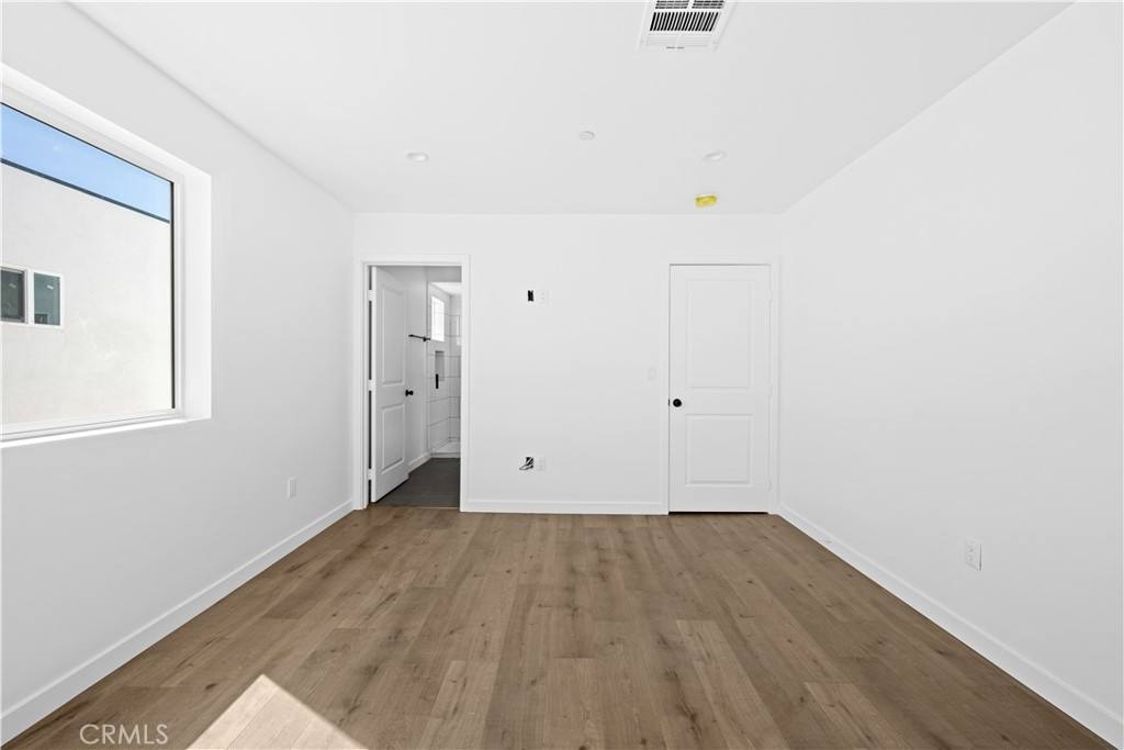 Apartment for rent at 6830 Hazeltine Ave #2, Van Nuys, CA 91405