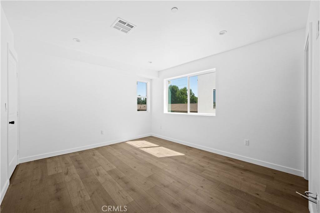 Apartment for rent at 6830 Hazeltine Ave #2, Van Nuys, CA 91405