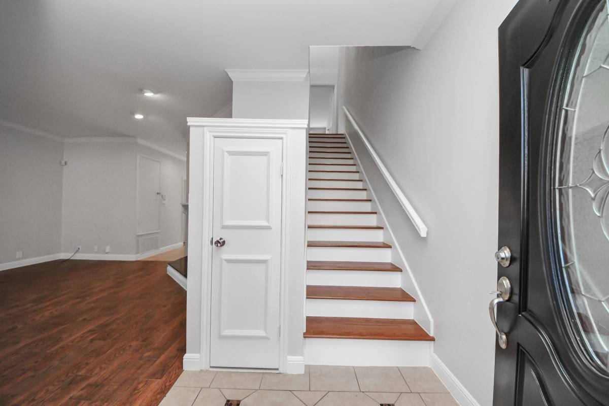 Townhouse for rent at 2468 Bering Dr, Houston, TX 77057