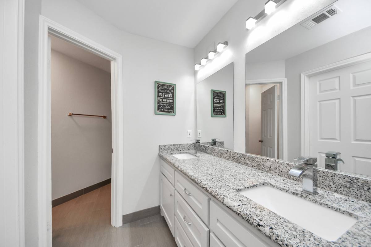 Townhouse for rent at 2468 Bering Dr, Houston, TX 77057
