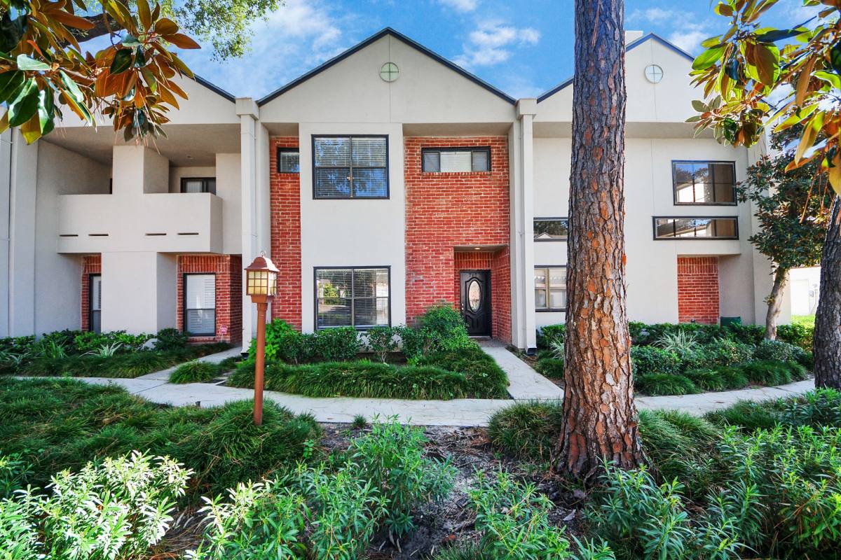 Townhouse for rent at 2468 Bering Dr, Houston, TX 77057