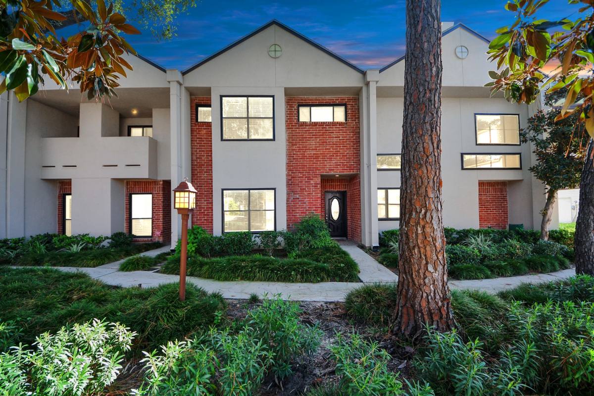 Townhouse for rent at 2468 Bering Dr, Houston, TX 77057