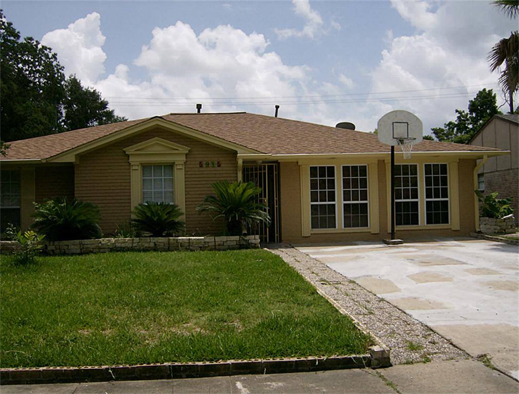 Apartment for rent at 5815 Farwell Dr, Houston, TX 77035