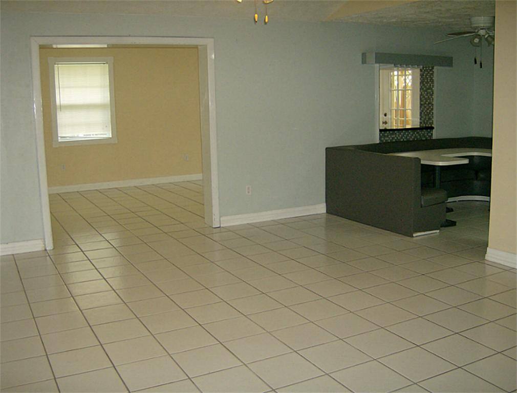 Apartment for rent at 5815 Farwell Dr, Houston, TX 77035
