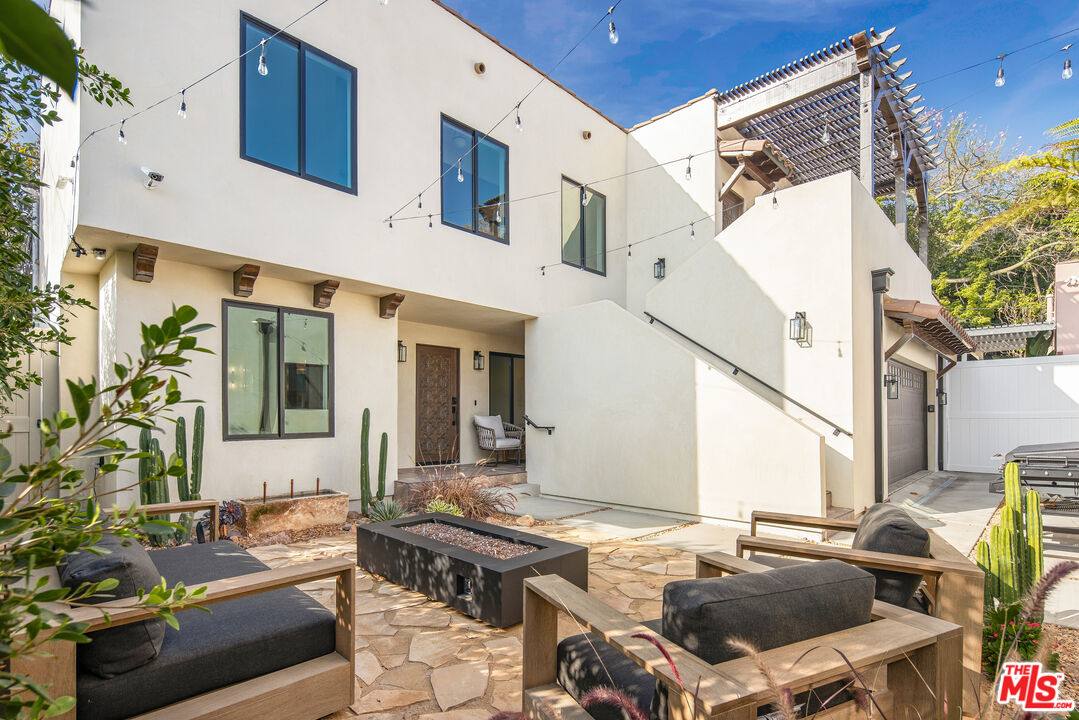 Apartment for rent at 1031 1 2 Havenhurst Dr, Los Angeles, CA 90046