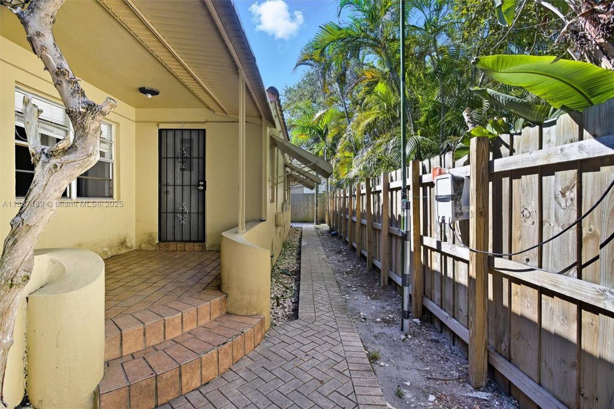 Apartment for rent at 1718 Pierce St #2, Hollywood, FL 33020