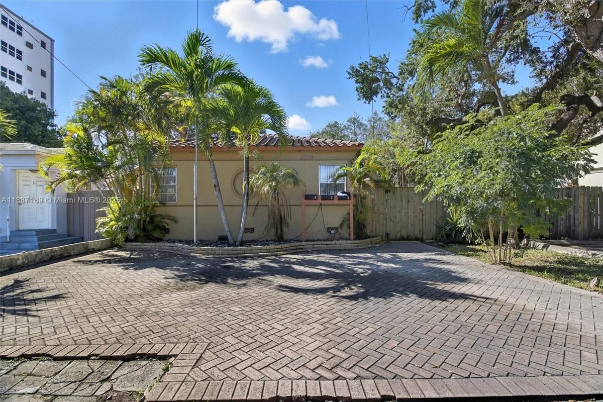 Apartment for rent at 1718 Pierce St #2, Hollywood, FL 33020