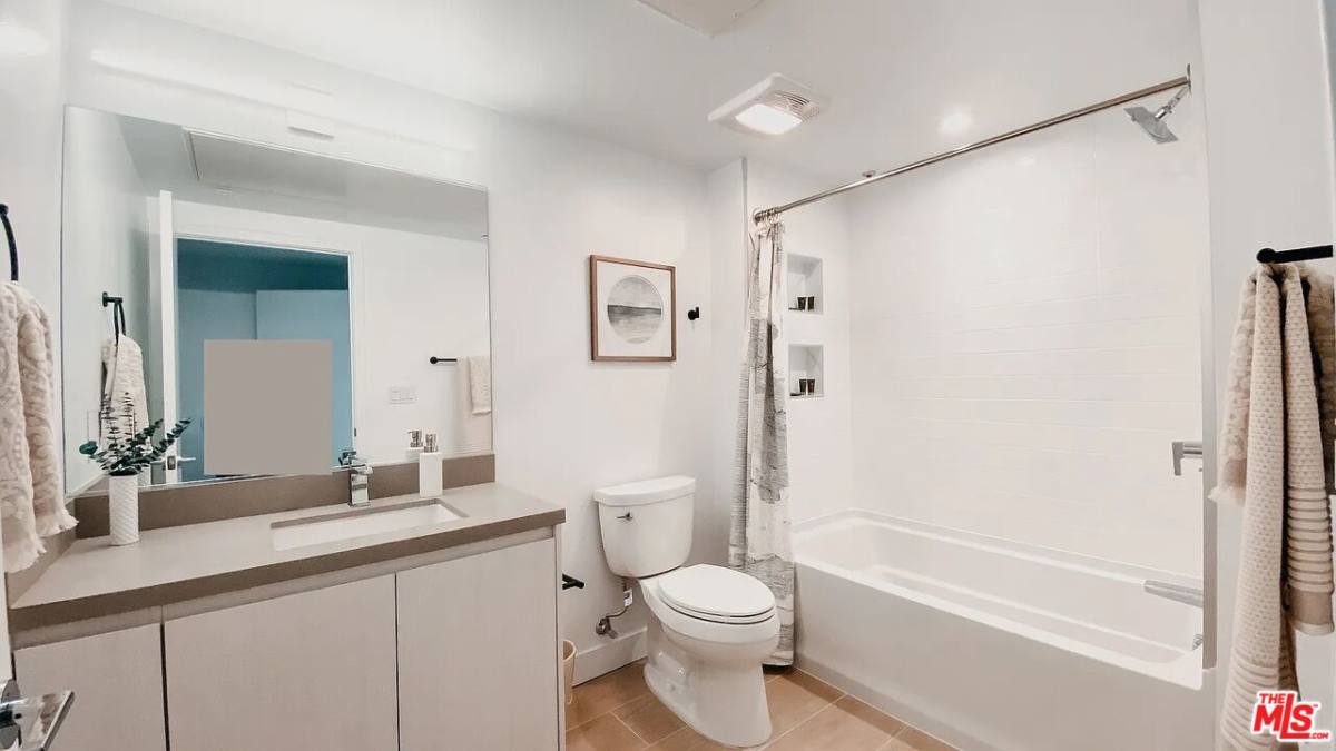 Apartment for rent at 700 S Manhattan Place #513, Los Angeles, CA 90005