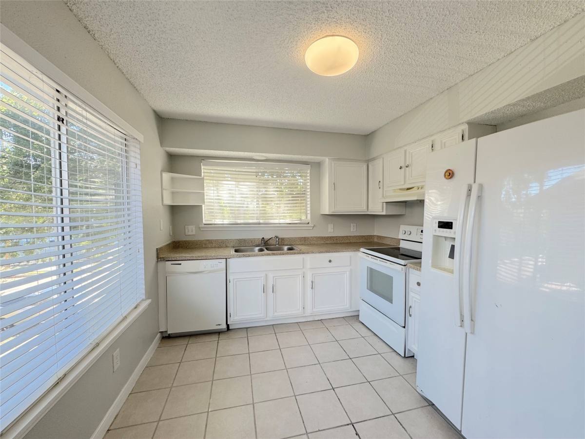 Apartment for rent at 12200 Overbrook Lane #1220038D, Houston, TX 77077