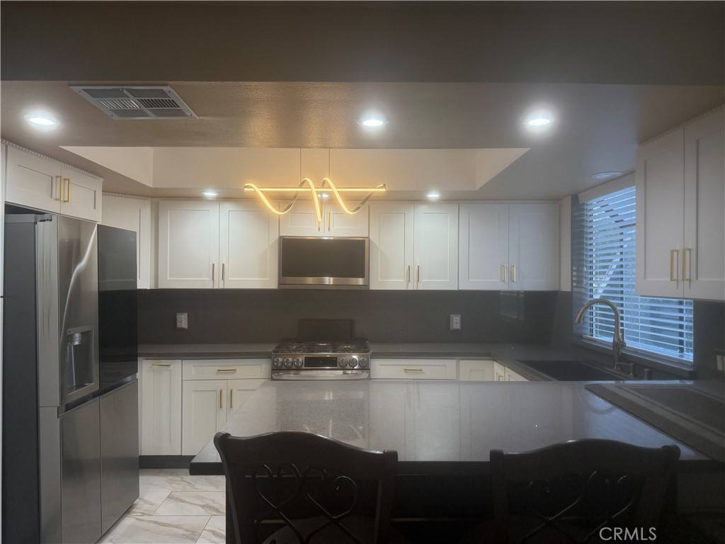 Townhouse for rent at 5727 Etiwanda Ave #3, Tarzana, CA 91356