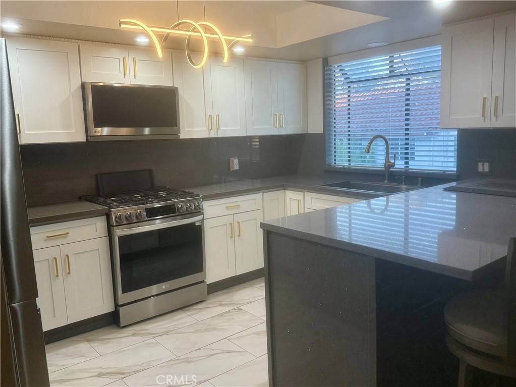 Townhouse for rent at 5727 Etiwanda Ave #3, Tarzana, CA 91356