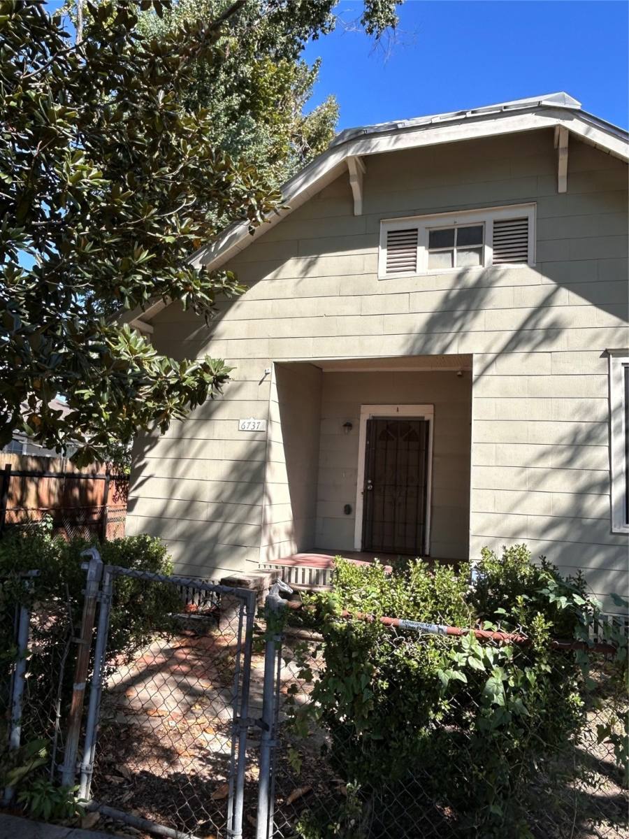 Apartment for rent at 6737 Ave E #6737A, Houston, TX 77011