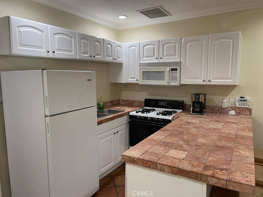 Apartment for rent at 4910 Brewster Dr #2, Tarzana, CA 91356