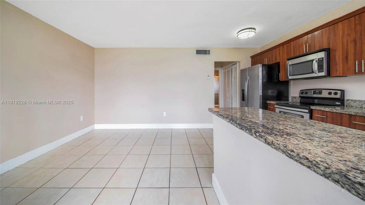 592 NE 150th St #592-3, Miami, FL 33161 - Apartment For Rent - Image 7
