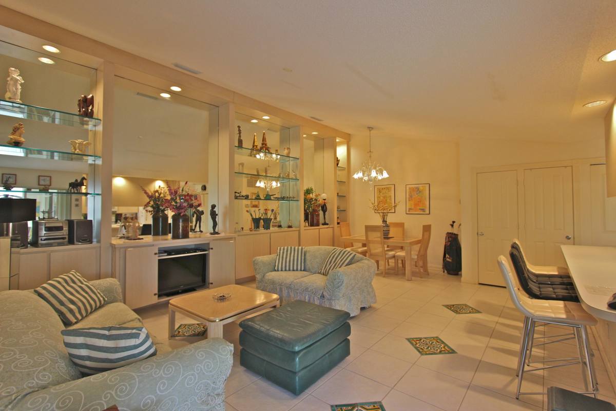 Apartment for rent at 10201 Chapman Oak Court, Palm Beach Gardens, FL 33410