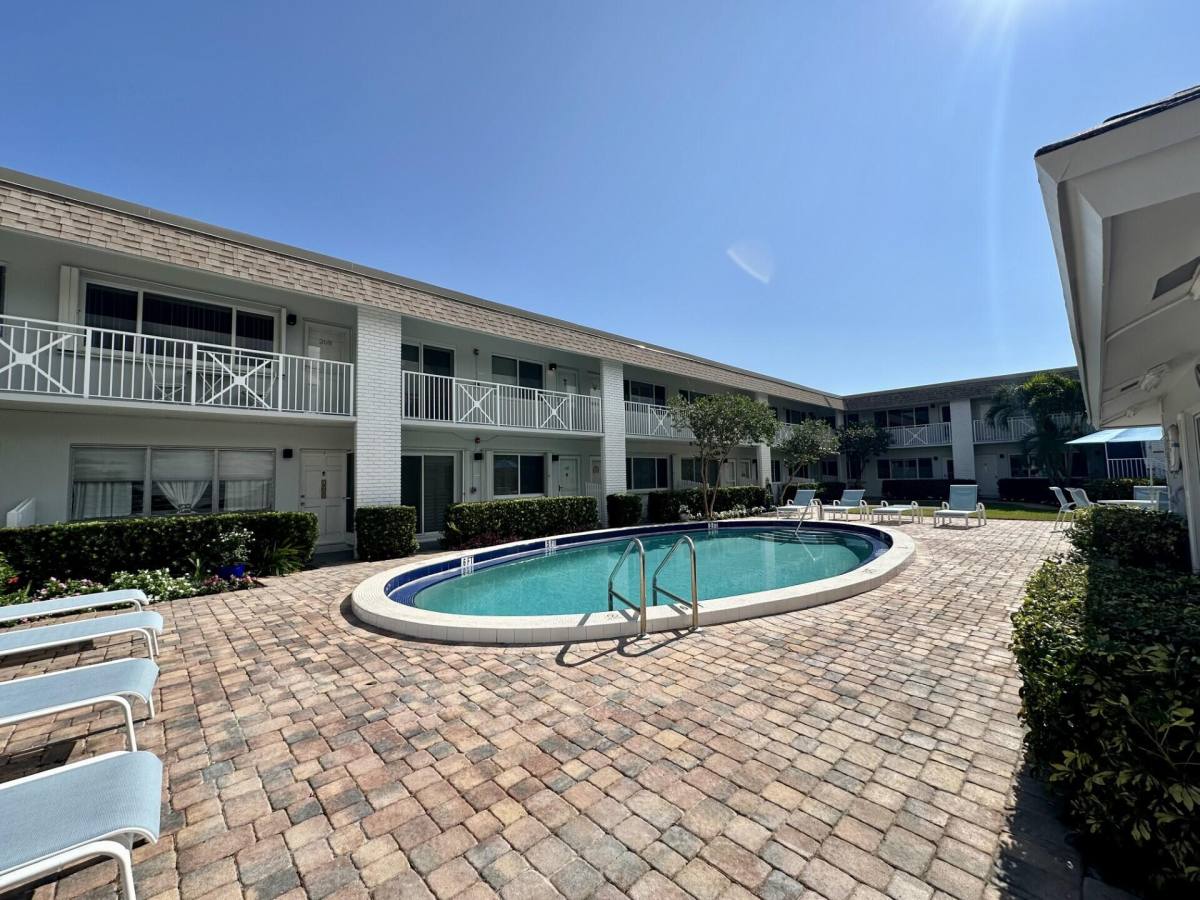 Apartment for rent at 1001 NE 8th Ave #102, Delray Beach, FL 33483