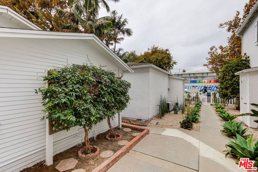 Apartment for rent at 11918 Rochester Ave, Los Angeles, CA 90025