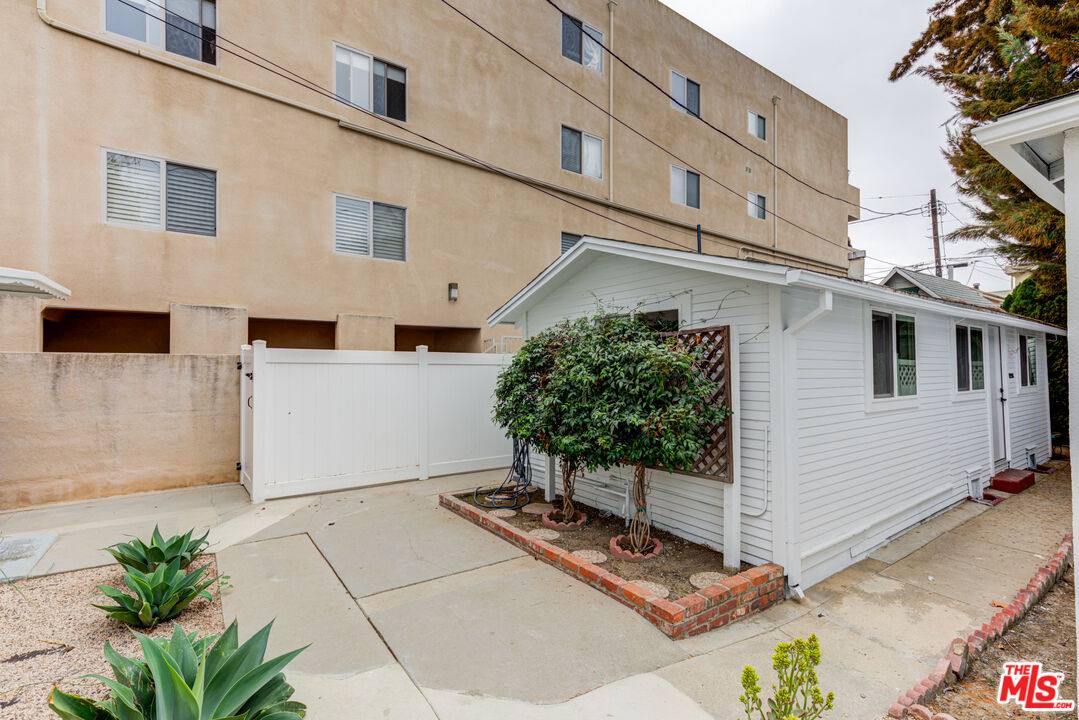 Apartment for rent at 11918 Rochester Ave, Los Angeles, CA 90025