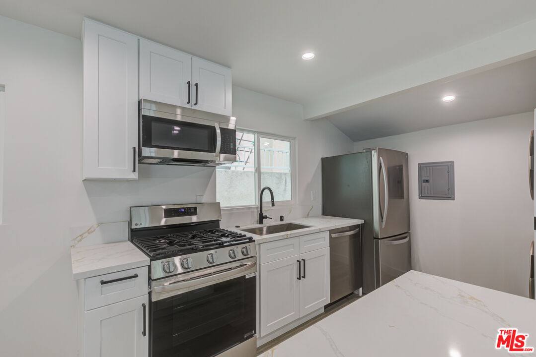 Apartment for rent at 11918 Rochester Ave, Los Angeles, CA 90025