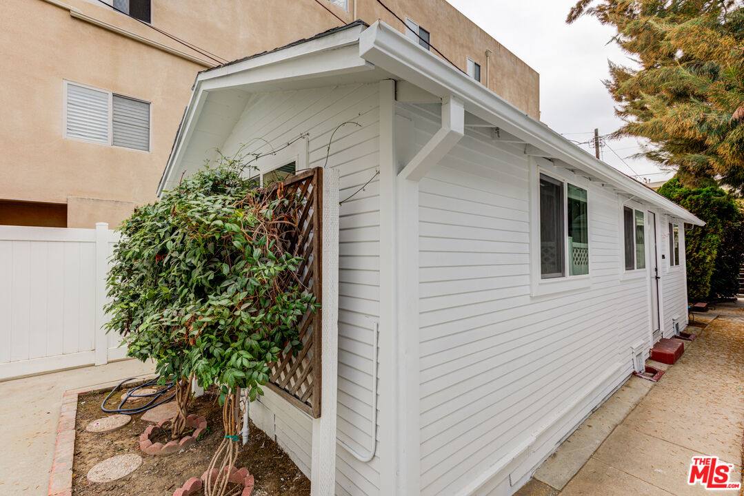 Apartment for rent at 11918 Rochester Ave, Los Angeles, CA 90025