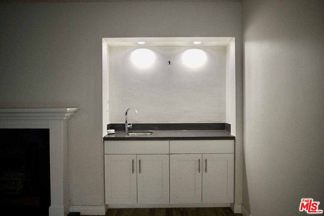 Apartment for rent at 1033 6th St #302, Santa Monica, CA 90403