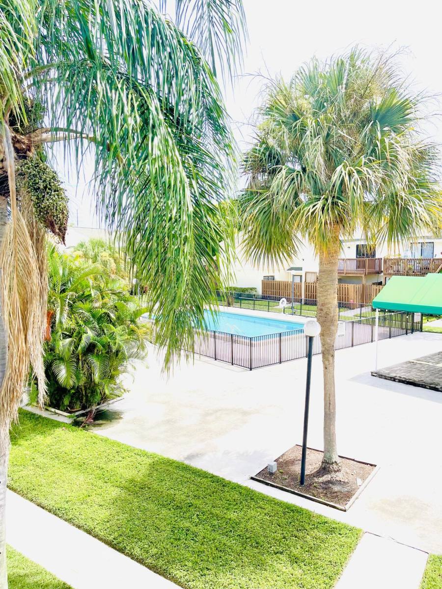 Condo for rent at 635 Executive Center Dr #635M202, West Palm Beach, FL 33401