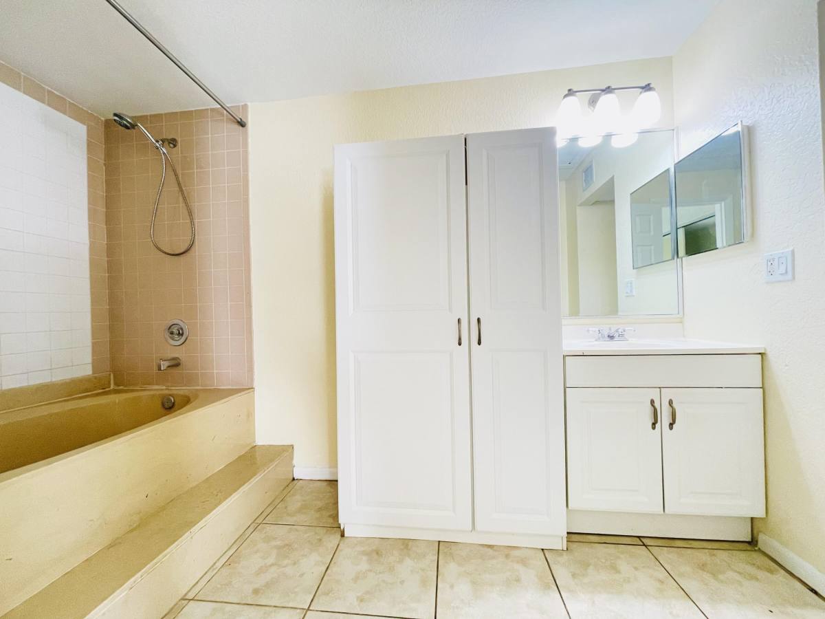 Condo for rent at 635 Executive Center Dr #635M202, West Palm Beach, FL 33401