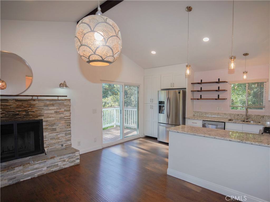 810 W Victoria Court #810, Lake Arrowhead, CA 92352 - Apartment For Rent - Image 2