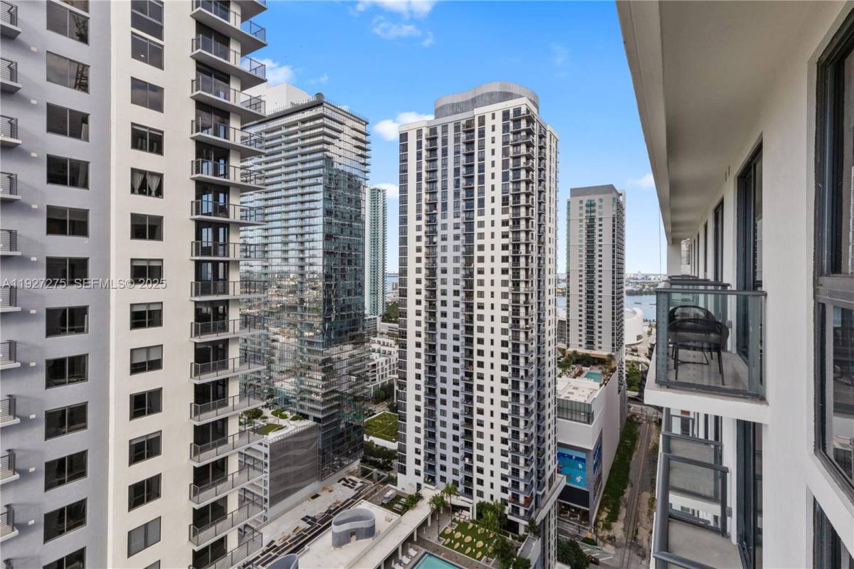 Apartment for rent at 11 NE 6th St #3213, Miami, FL 33132
