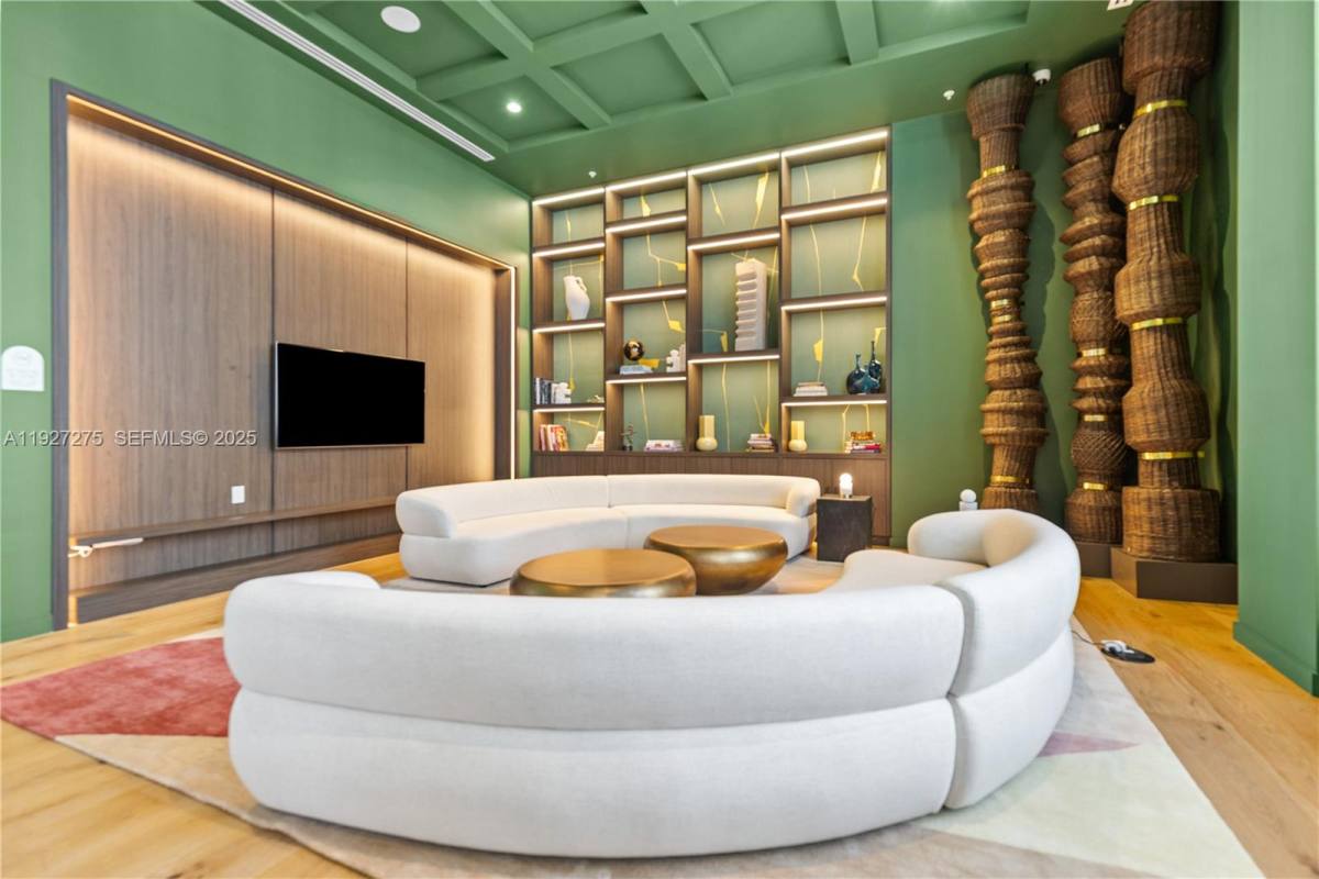 Apartment for rent at 11 NE 6th St #3213, Miami, FL 33132