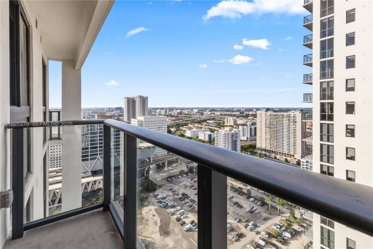 Apartment for rent at 11 NE 6th St #3213, Miami, FL 33132