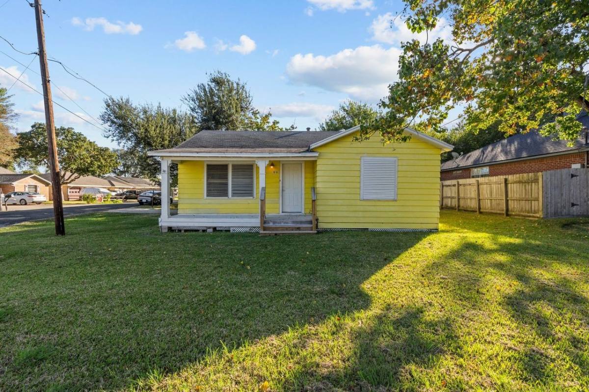 Apartment for rent at 1916 N Logan St, Texas City, TX 77590