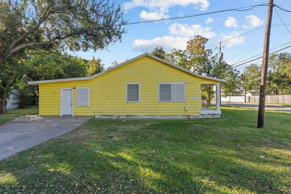 Apartment for rent at 1916 N Logan St, Texas City, TX 77590