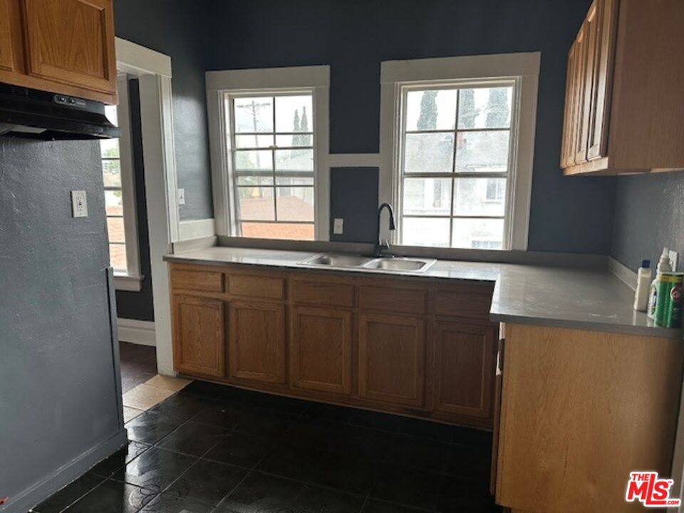 Apartment for rent at 1347 Valencia St, Los Angeles, CA 90015