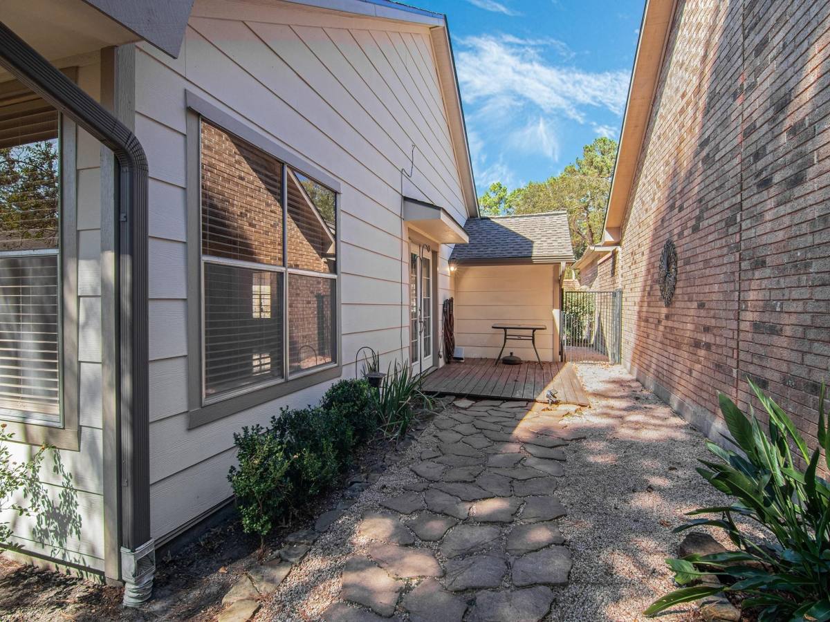 Apartment for rent at 4318 Pinewood Park Dr, Kingwood, TX 77345