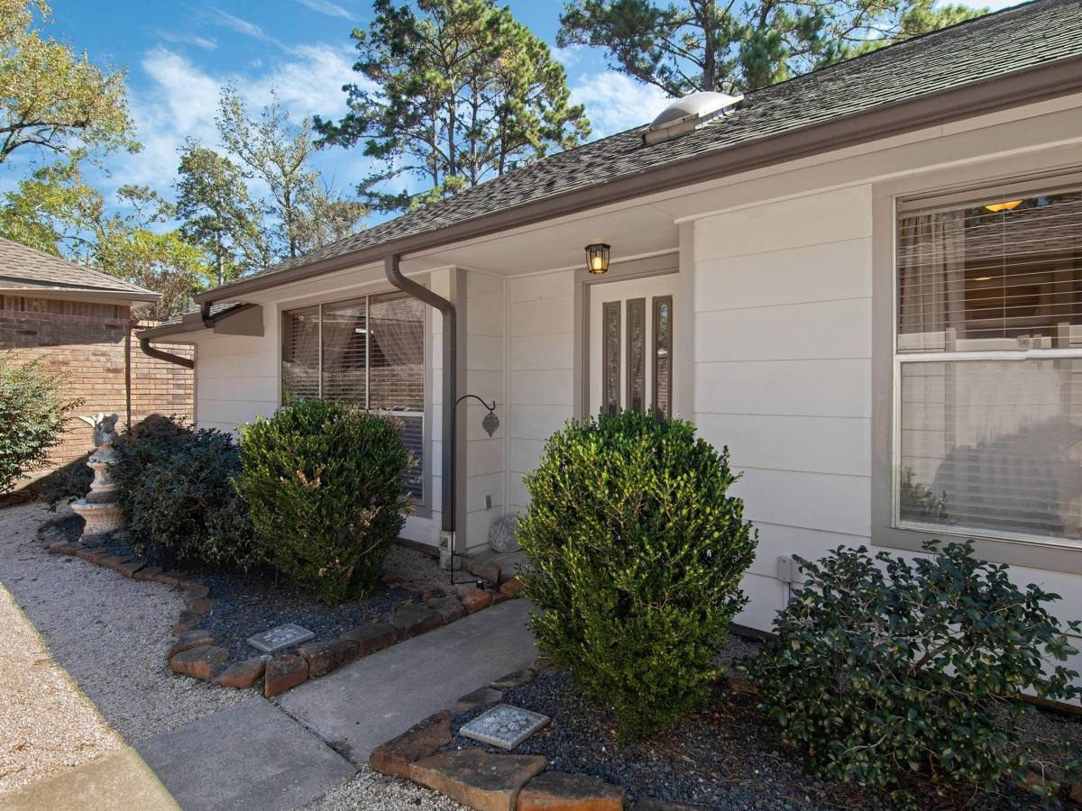 Apartment for rent at 4318 Pinewood Park Dr, Kingwood, TX 77345