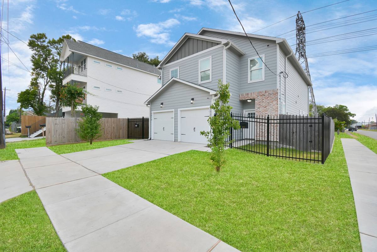 Townhouse for rent at 3019 Elysian St, Houston, TX 77009
