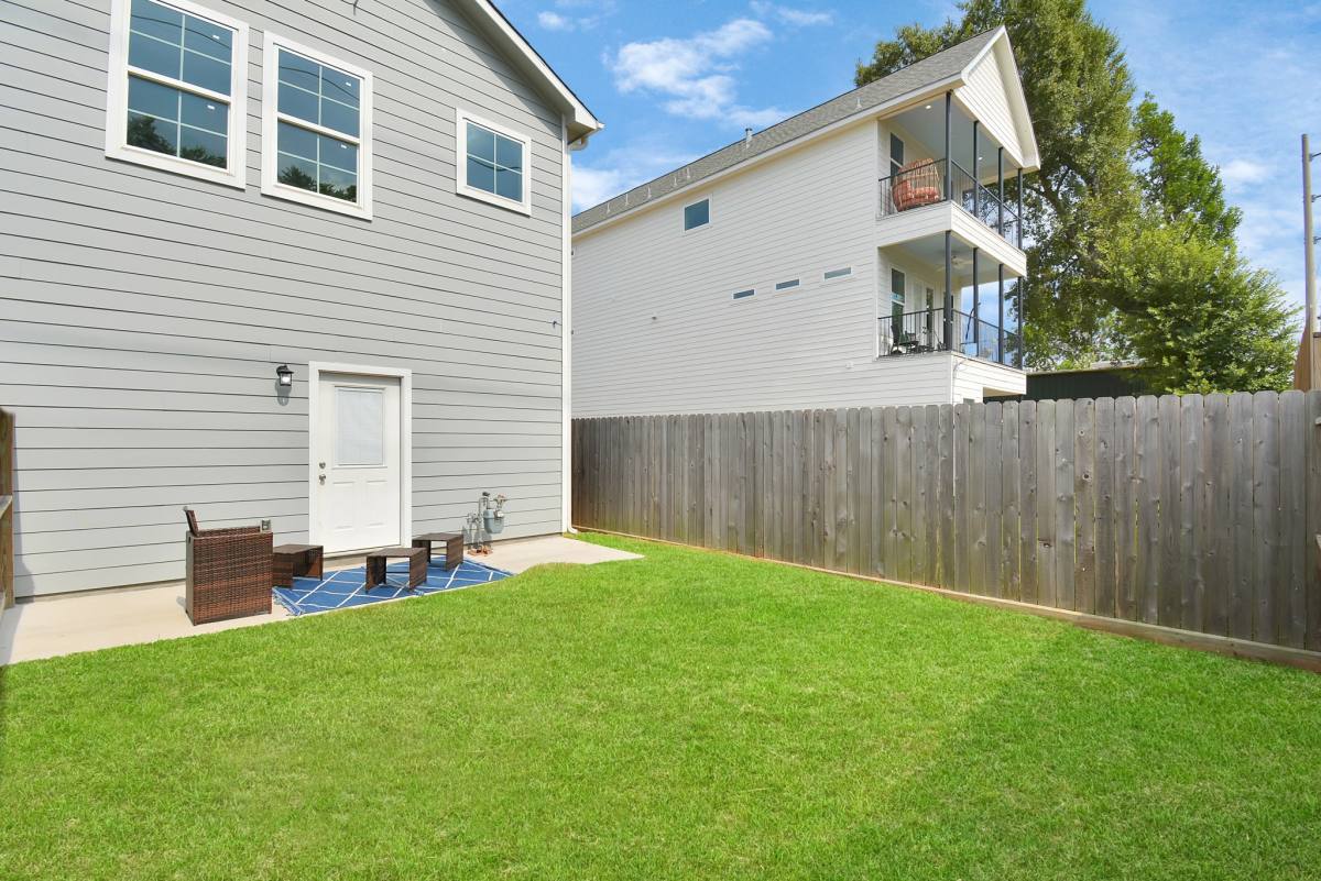 Townhouse for rent at 3019 Elysian St, Houston, TX 77009
