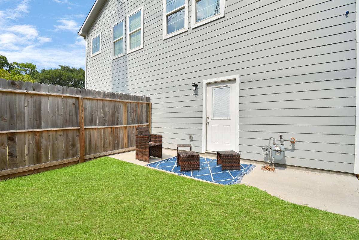 Townhouse for rent at 3019 Elysian St, Houston, TX 77009