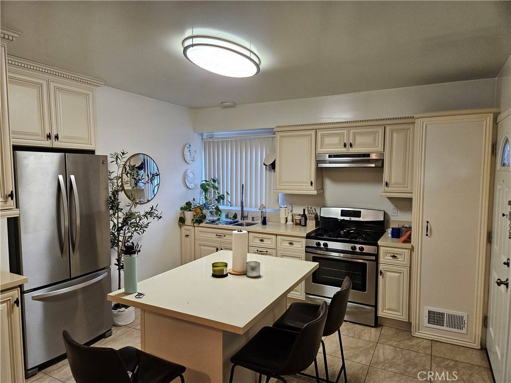 Apartment for rent at 3810 W Heffron Dr #3810B, Burbank, CA 91505