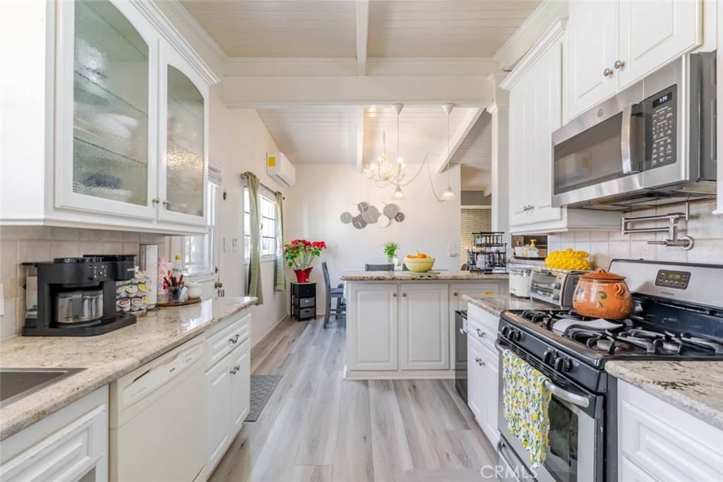 Apartment for rent at 1432 W Ave #H14, Lancaster, CA 93534