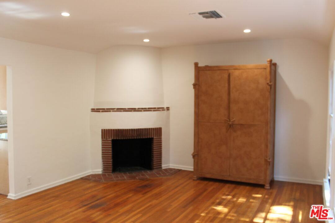 Apartment for rent at 5742 Corbin Ave, Tarzana, CA 91356